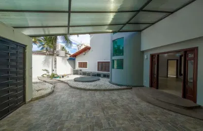 Mansão alto padrão no canto do forte com 5 suítes, piscina e espaço gourmet