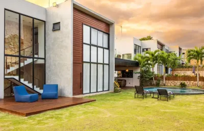 Casa aconchegante com área construída de 510 m2 equipada com 07 suites, 100% mobiliada, espaço e conforto integrada a natureza.