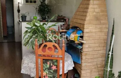 Casa com 4 quartos à venda na Rua Treviso, --, Presidente Roosevelt, Uberlândia