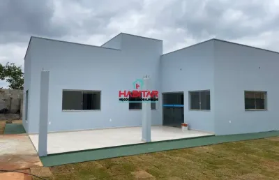 Localizada em um condomínio fechado, a casa oferece segurança e privacidade aos moradores, o que é uma vantagem considerável.