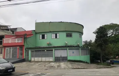 Vende prédio comercial com apartamentos na sobreloja.