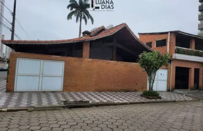 Casa à venda com 3 dormitório, sendo 1 suites, 300mts do mar.