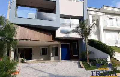 Casa mobiliada em cond. fechado c/ 300 m² / 03 suítes / 04 vagas