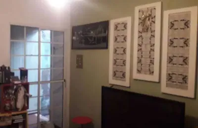 Casa com 4 dormitórios, via pública  em carapciuíba