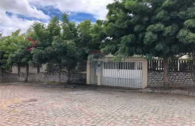 Casa muito ampla com 5 quartos sendo um suíte master no parque floresta