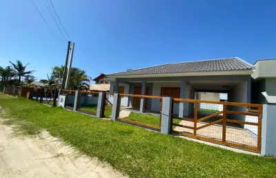 Casa nova no balneário de são jorge com quatro quartos.