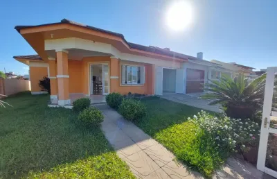 Linda casa na avenida taquara a duzentos metros do mar.