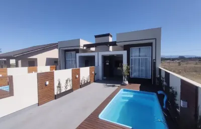 Linda casa pronta para morar a poucos metros do mar e mercado.