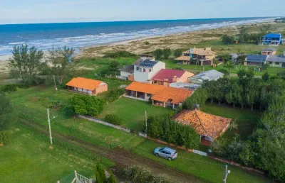 Descubra a beleza e o potencial de investimento desta charmosa casa no bairro rondinha, localizada no acolhedor município de arroio do sal. a apenas 30 metros da beira mar.
