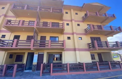 Apartamento a 20 metros do mar localizado na avenida beira mar, no centro de arroio do sal, o apartamento oferece a combinação ideal de conforto e conveniência.