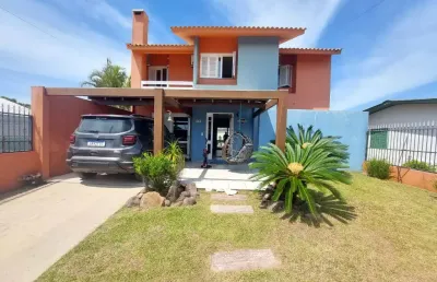 Casa localizado no balneário figueirinha em arroio do sal/rs. residência com 120m² a poucos metros do mar e mobiliada.