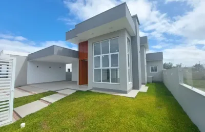 Com uma área construída de 155,82 m² e um terreno espaçoso de 362,10 m², esta propriedade oferece conforto, estilo e uma excelente localização próxima à praia.