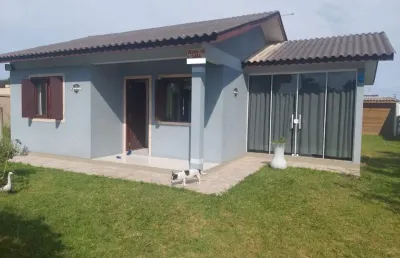 Localizada no balneário quatro lagos em arroio do sal/rs, esta casa de 110m² oferece um ambiente acolhedor com dois dormitórios .
