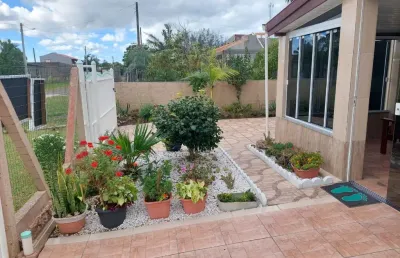 Apresentamos essa incrível casa residencial localizada no bairro pérola, em arroio do sal. com 2 quartos, 1 banheiro e 2 vagas de garagem .