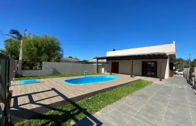Casa com 2 dormitórios e amplo pátio no centro de arroio do sal, ideal para quem busca conforto, praticidade e qualidade de vida no litoral.