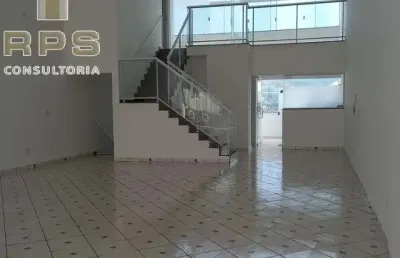 Salão com 277,64 m², copa com gabinete planejado, e 02 banheiros, sendo 01 para pcd;  mezanino com 49,01 m², com sala de reunião, e 01 banheiro