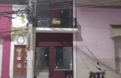 Salão comercial para locação no centro de atibaia . excelente localização .  salão tipo sobrado sendo na parte térrea com 02 banheiros.