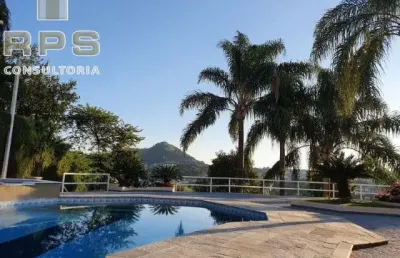 Casa linda à venda no condominio flamboyant, com 818m² de área construída, 6 quarjtos, 8 banheiros, vaga para 8 carros, perto de tudo!