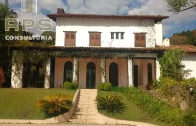 Casa  venda-adega, piscina, casa de caseiro, canil, bosque, salão de jogos, churrasqueira, toda avarandada , acabamento em mármore e granito.
