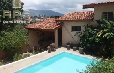 Casa para venda no jardim do lago em atibaia! 4 dormitórios, sendo 2 suítes, 2 salas amplas, área gourmet com churrasqueira e jardim