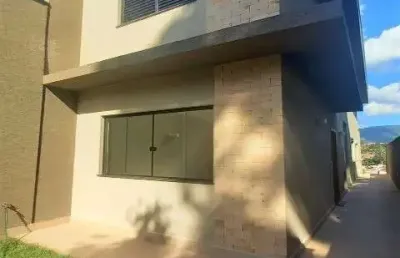 Casa a venda no jardim do lago em atibaia, com 3 quartos todos suítes, quintal, área gourmet com banheiro externo, 2 vagas de garagem!