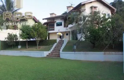 Casa em condomínio alto padrão em atibaia. com 5 suítes, 7 banheiros, 5 vagas na garagem, 3 salas amplas, área gourmet, piscina, campo de futebol