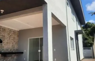 Casa à venda no jardim maristela em atibaia, possui 03 dormitórios sendo 1 suíte, 2 banheiros, 2 vagas de garagem , churrasqueira e ótima localização!
