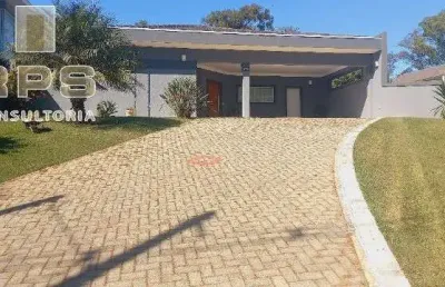 Casa totalmente térrea à venda no condomínio porto atibaia, 3 quartos sendo 3 suítes, 6 banheiros, 4 vagas de garagem, lazer completo