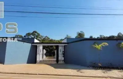 Casa térrea, pronta para morar, em residencial fechado no bairro jardim estância brasil em atibaia, com 3 quartos sendo suítes, quintal, área verde!