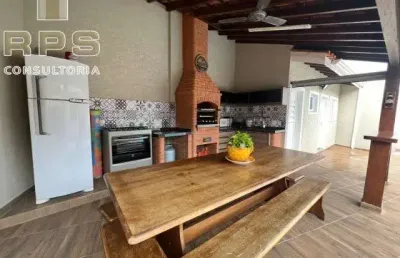 Casa ampla , com 03 dormitórios , 01 suite , sala , lareira,  cozinha , lavanderia , 04 vagas, edícula , área gourmet com churrasqueira e piscina .