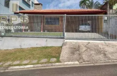 Casa com 3 dormitórios, sendo 1 suíte, casa térrea  além disso, conta com salas de estar com lareira, sala de jantar, cozinha , piscina