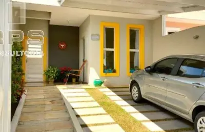 Casa térrea no jardim dos pinheiros, em atibaia, com 3 quartos sendo 1 suíte, repleta de armários planejados, amplo quintal com jardim e fácil acesso