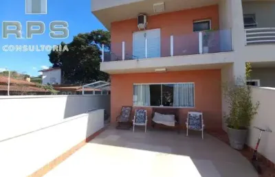 Casa com cozinha com armários planejados cozinha gourmet  lavabo área de serviço sala + sala de jantar terraço com vista para pedra grande. 03  suítes