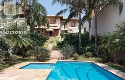 Casa em condomínio fechado com 4 suites  3 terraços 1 sala íntima  (andar superior ) 1 sala de estar 1 sala de tv e sala de jantar  1 espaço gourmet