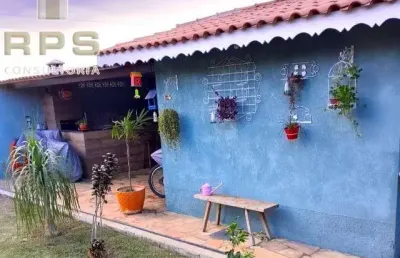 Casa térrea no jardim dos pinheiros em atibaia, 2 quartos sendo 1 suíte, churrasqueira, vaga para vários carros, 459m² de terreno, 120m² construído