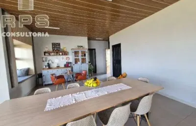Casa térrea aos pés da pedra grande, com 2 suítes e mais 4 suítes em construção, academia, mini quadra de basquete