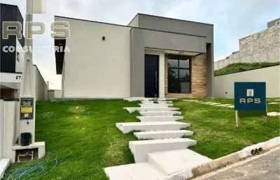 Casa térrea em condomínio com 4 dormitórios, sendo 2 suítes, cozinha gourmet, piscina aquecida e sala com pé direito alto