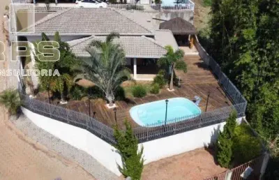 Linda casa térrea com 3 dormitórios, sendo 1 suíte com closet e uma vista deslumbrante.  piscina , quiosque , piso porcelanato