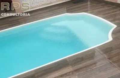 Casa no nova cerejeiras com 02 suites sala de estar e sala de jantar  lavabo, 02 banheiros, 02 vagas ,quintal , lavanderia  churrasqueira e piscina