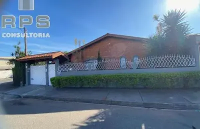 Casa térrea para locação no jardim alvinópolis em atibaia, 3 quartos, piscina, churrasqueira, escritório, planejados na cozinha e quintal!