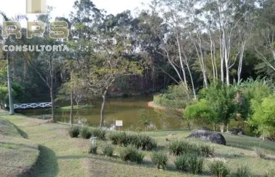 Terreno a venda no clube da montanha, com lago à frente, 1092m² de área total,  estrutura de lazer e muita natureza ao redor!