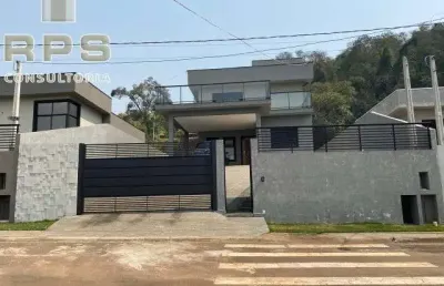 Imóvel novo com :  04 dormitórios sendo 04 suítes ( 01 com closet ) 05 banheiros cozinha integrada com espaço gourmet  sala com pé direito ,sacada