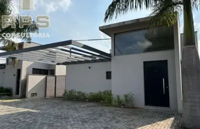 Casa térrea no reserva jatobá em atibaia, 3 quartos suítes, armários planejados na cozinha, banheiros, lavanderia e roupeiro, amplo quintal gramado!