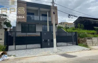 Casa com 03 suítes, sendo 01 master com varanda e chuveiro duplo e closet. cozinha, sala integrada com área gourmet e jardim de inverno .