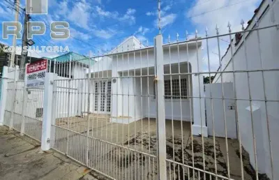 Casa térrea para fins comerciais na região do centro de atibaia, rua estratégica e repleta de comércio com alto fluxo de pessoas!