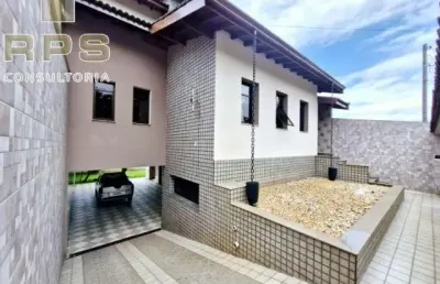 Casa para locação no centro de atibaia, em rua tranquila e estratégica, repleta de armários, 3 quartos, escritorios, quintal gramado, churrasqueira!