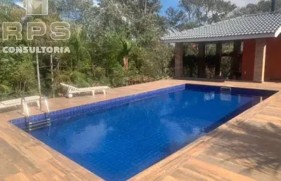 Casa com piscina e 3 suites no condominio palavra da vida!
