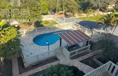 Casa com 04 dormitórios, sendo 02 suites  03 salas , cozinha com armários ,lavabo , 05 vagas de garagem ,jardim ,quintal, piscina e churrasqueira