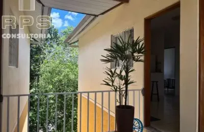 Casa de 46m² no residencial adélia com 2 dormitórios, 1 banheiro, sala cozinha e lavanderia integradas, garagem coberta, câmeras de segurança.