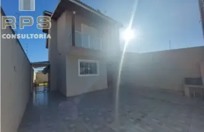 Casa assobradada com 2 suítes sendo uma com closet e ar condicionado, quintal gramado, lavanderia coberta, 2 vagas, lavabo, sala e cozinha integradas